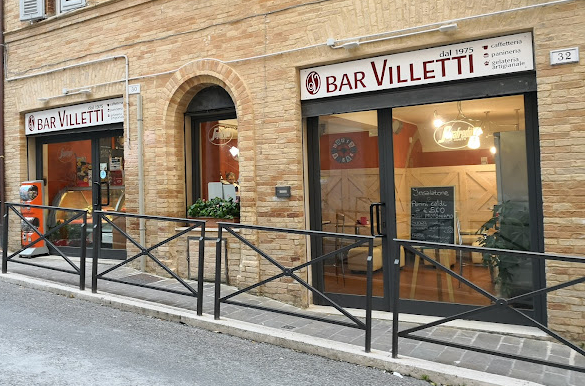 Vetrine e ingresso del Bar Villetti su Vicolo Pannelli